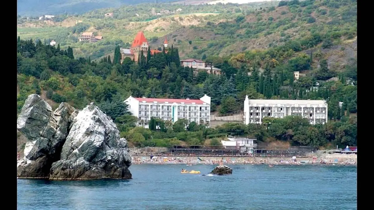 Вид на пляж и территорию с моря | Утес, Крым
