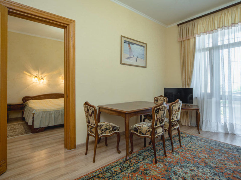 Люкс 2-местный 2-комнатный (корпус №1) (вид на море)