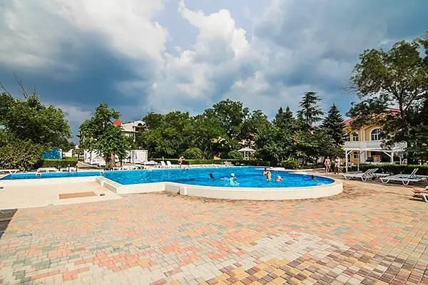 Бассейн парк-отеля «Романова» | Реаль, Крым