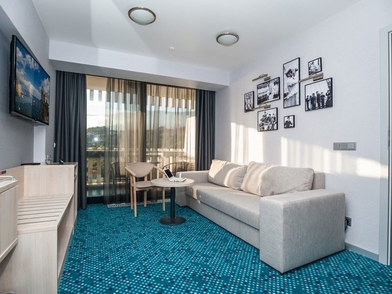 Люкс 3-местный 2-комнатный с двуспальной кроватью и диваном