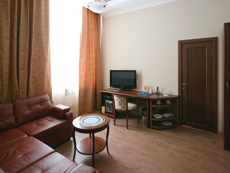 Джуниор сюит 2-местный 2-комнатный (208)