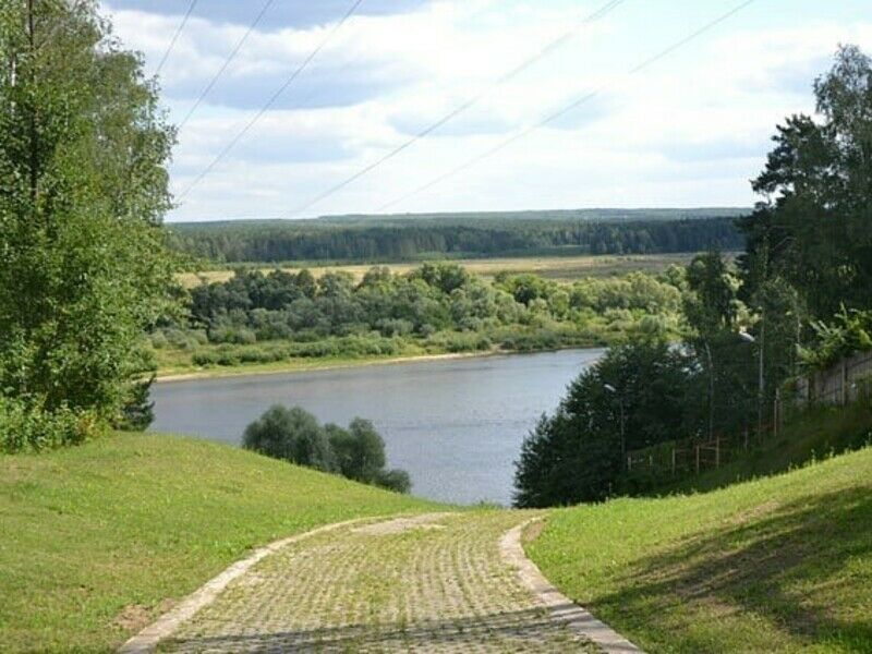 Берег на оке. Таруса Лазурный берег на реке Оке. Село Волковское Тарусский район Лазурный берег. Очковские горы. Калужская область Тарусский район база отдыха Лазурный берег.