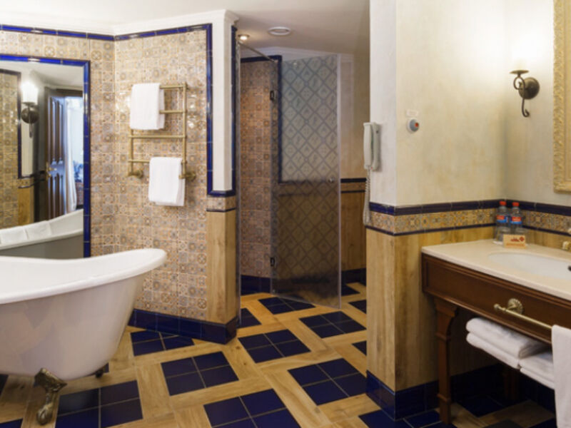 Люкс Роял 4-местный 3-комнатный