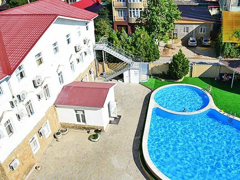 Вид на корпус и бассейн