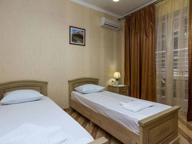 Стандартный 2-местный (вид на гостиницу)