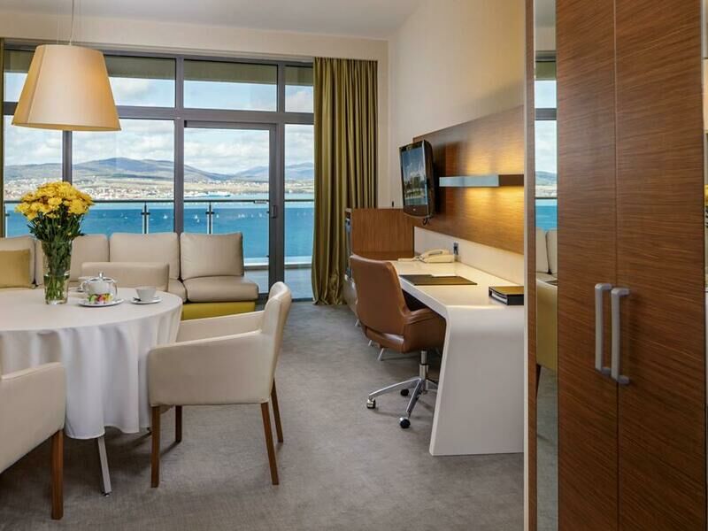 Люкс семейный 2-местный 3-комнатный с видом на море