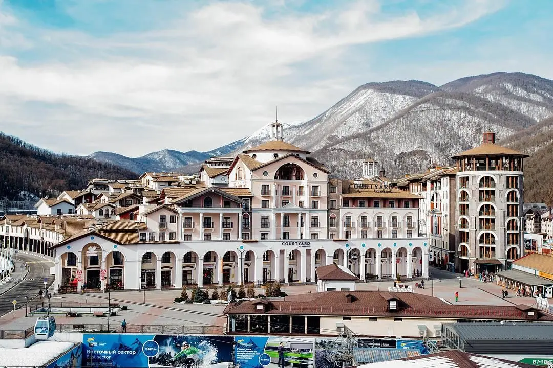 Отель Courtyard by Marriott Sochi Krasnaya Polyana Hotel, Эстосадок, Краснодарский край