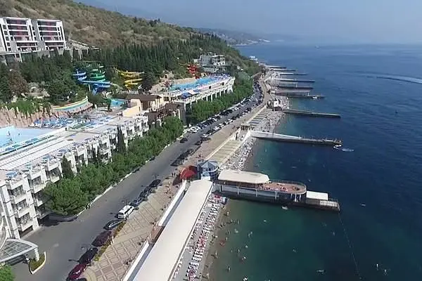 Вид сверху на комплекс, пляж, Набережную | Морской (комплекс Миндальная роща), Крым