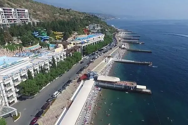 Вид сверху на комплекс, пляж, Набережную | Морской (комплекс Миндальная роща), Крым