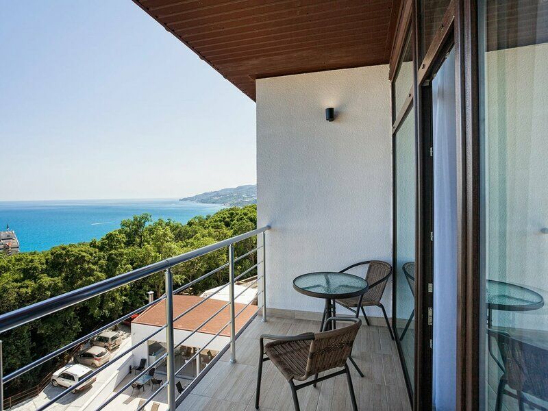 Люкс 4-местный 3-комнатный