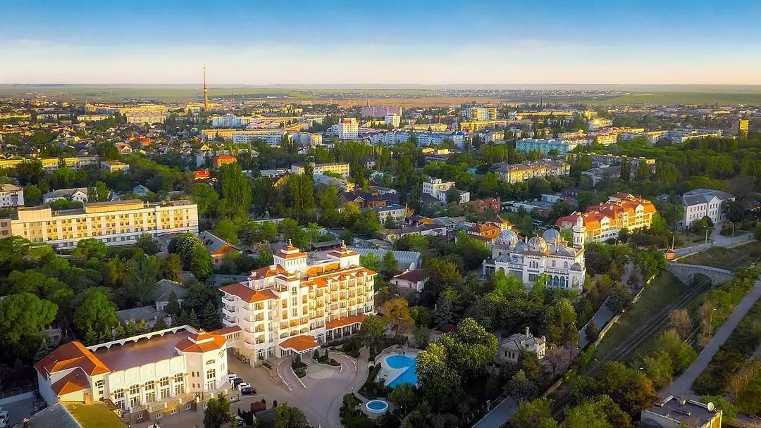Вид на город и на отель "Алые Паруса" | Грей ИНН, Крым
