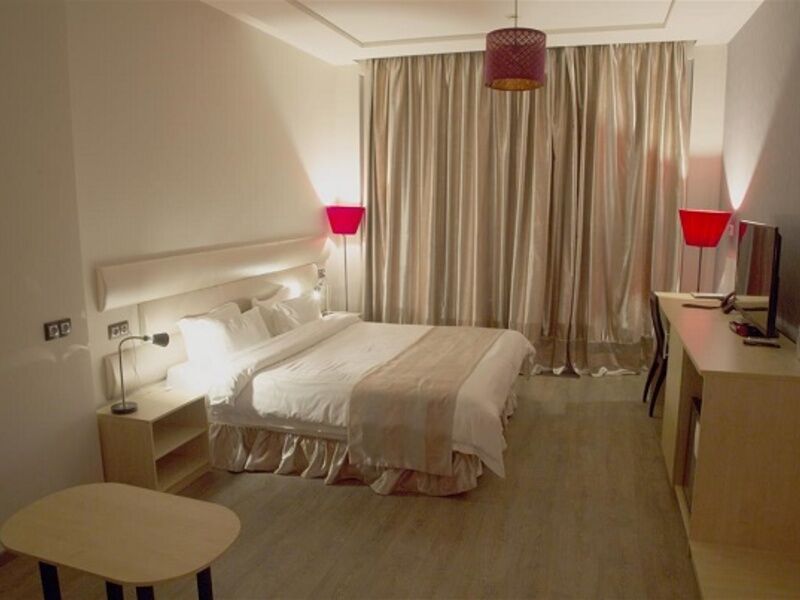 номер с большой кроватью (12)