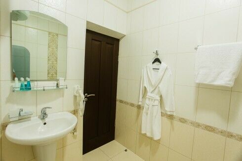 Люкс 2-местный 2-комнатный № 2 (вид на море, 1этаж)