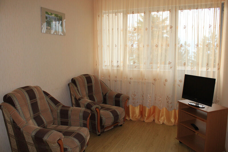 Люкс 4-местный 3-комнатный "ЕВРО" (вид на море)