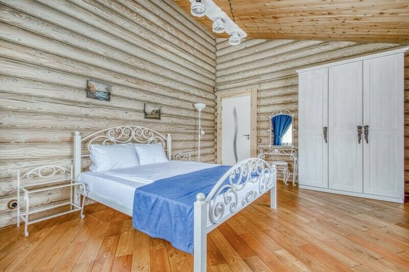 Дом 8-местный 4-комнатный