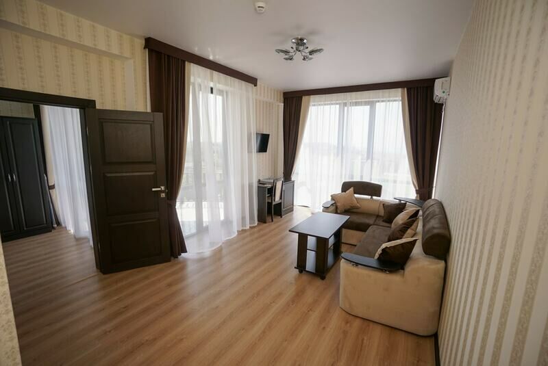 Люкс 2-местный 2-комнатный с балконом Главный корпус