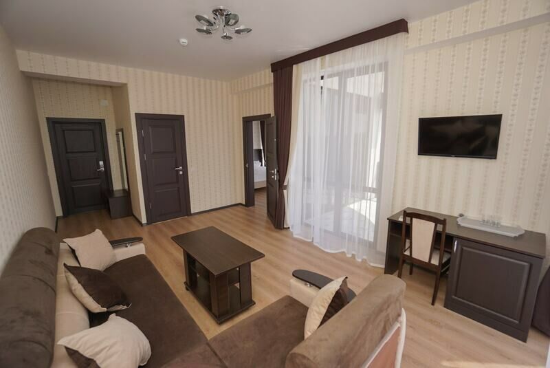 Люкс 2-местный 2-комнатный с балконом Главный корпус