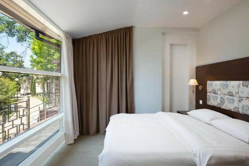 Люкс 2-местный 2-комнатный (с видом на сад)