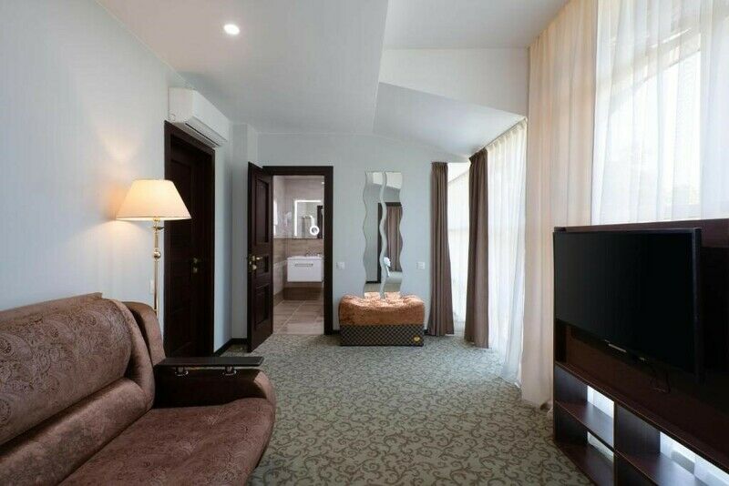 Люкс 2-местный 2-комнатный (с видом на сад)