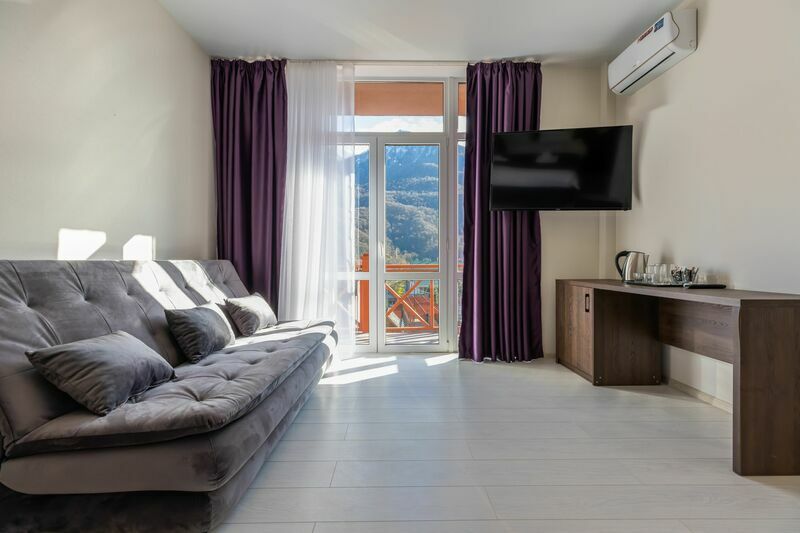 Семейный 4-местный (панорамный, с балконом)