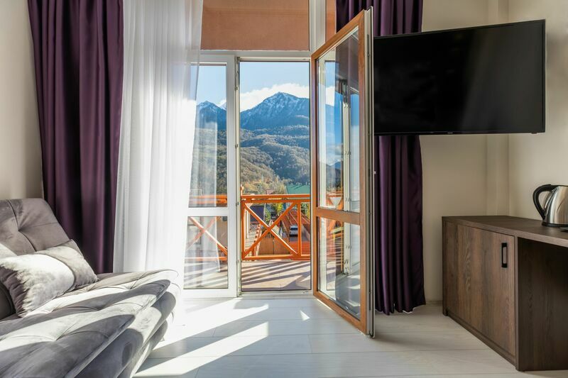 Семейный 4-местный (панорамный, с балконом)