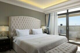 Люкс суперлюкс с джакузи и балконом, Отель Marina Yacht by Stellar Hotels, Сочи