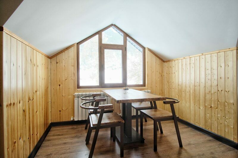 Люкс 4-местный 3-комнатный (100 кв.м)