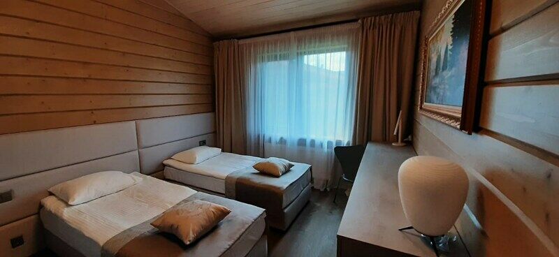 Коттедж Белая Хризантема