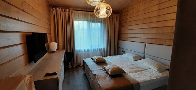 Коттедж Белая Хризантема