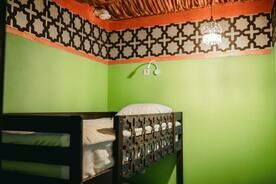 Бюджетный 2х ярусная кровать с общей ванной Индия, Мини-гостиница Travelers Hotel, Тюмень