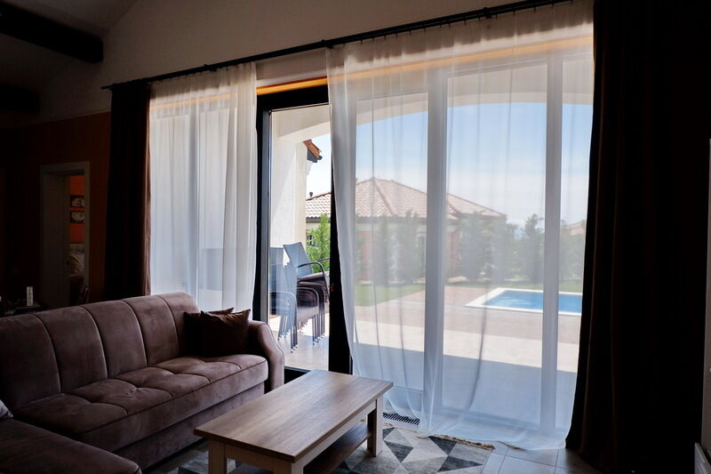 Посейдон вид на бассейн из гостиной (2)