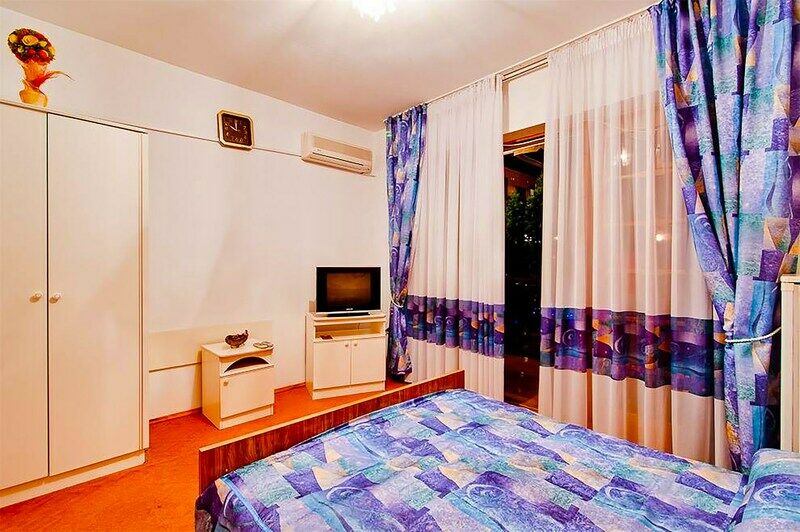 Полулюкс 2-местный с 2-спальной кроватью