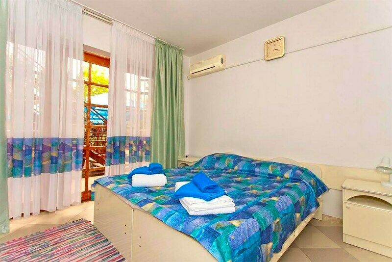 Полулюкс 2-местный с 2-спальной кроватью