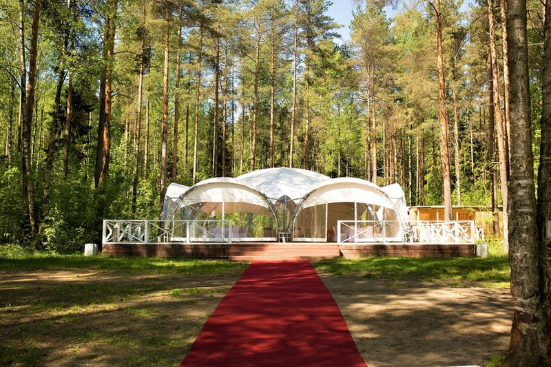 Шатер у озера