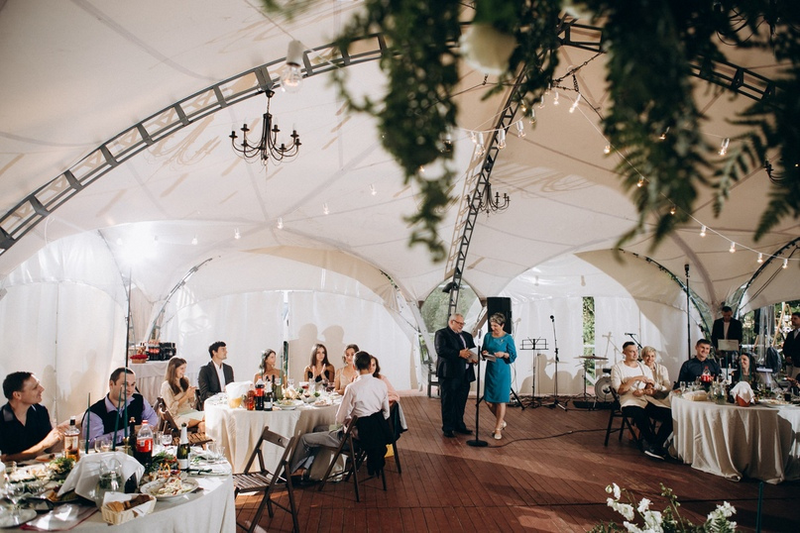 Шатер у озера