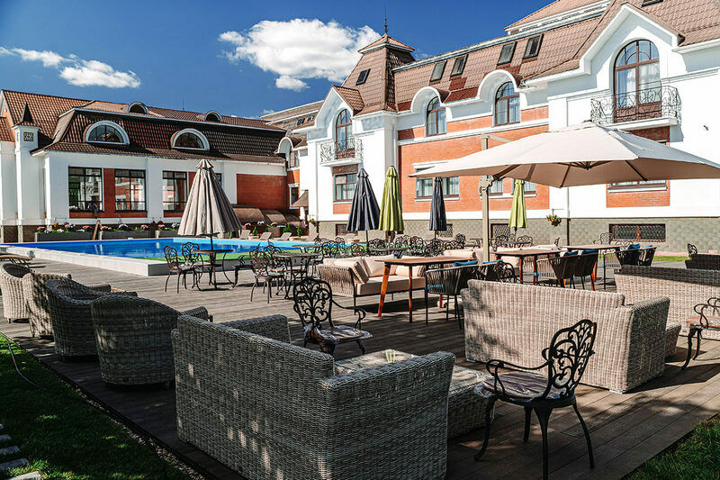 Летнее кафе у бассейна