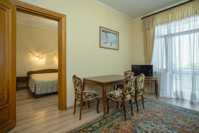 Люкс 2-комнатный (вид на парк) (4)