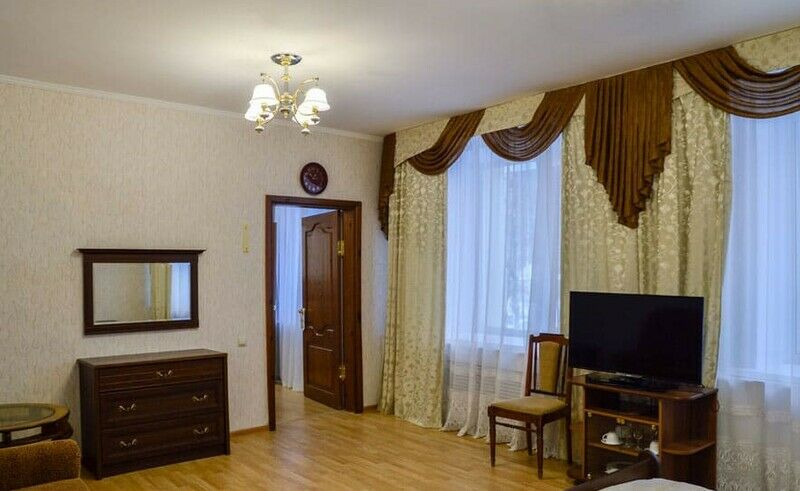 Люкс 2-местный 2-комнатный № 1,3,4,5,6,7 корпус «Звездочный»