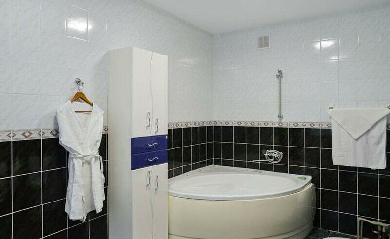 Люкс 2-местный 2-комнатный № 1,3,4,5,6,7 корпус «Звездочный»