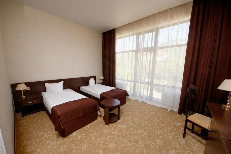 Стандартный 2-местный (с видом на горы и балконом)