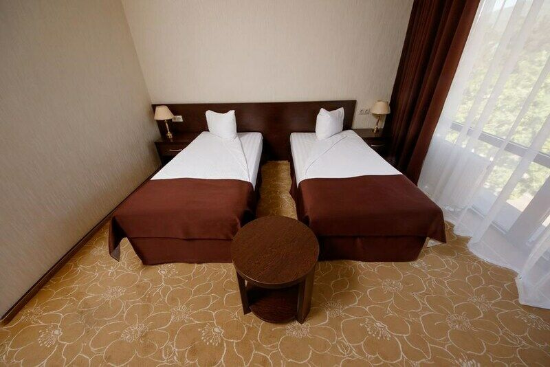 Стандартный 2-местный (с видом на горы и балконом)